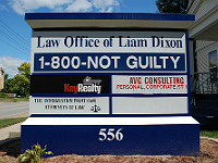 Panneau bureau d'avocat "1-800-NOT-GUILTY"