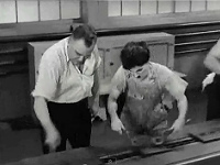 Charlie Chaplin travaille à l'usine - les Temps modernes