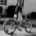 Jeune femme faisant du vélo avec des petites roues
