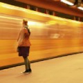 Femme regardant un métro partir