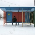 Personne attendant à l'arrêt de bus dans la neige