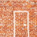 Porte tracée à la craie sur un mur en briques