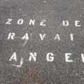 Sur le trottoir, inscription "Zone de travail danger"