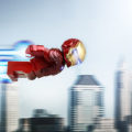 Iron Man survolant la ville à fond