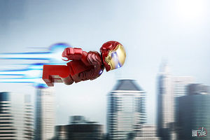 Iron Man survolant la ville à fond