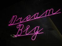néon avec l'inscription "Dream Big"