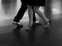 Jambes d'un couple de danseurs en mouvement, photo en noir et blanc